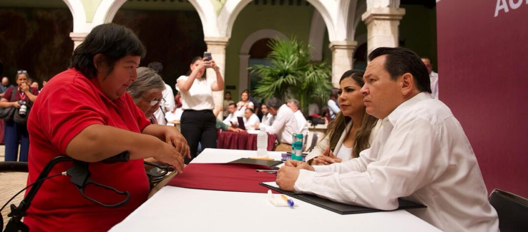 Gobernador Joaquín Díaz Mena atiende de frente a la ciudadanía