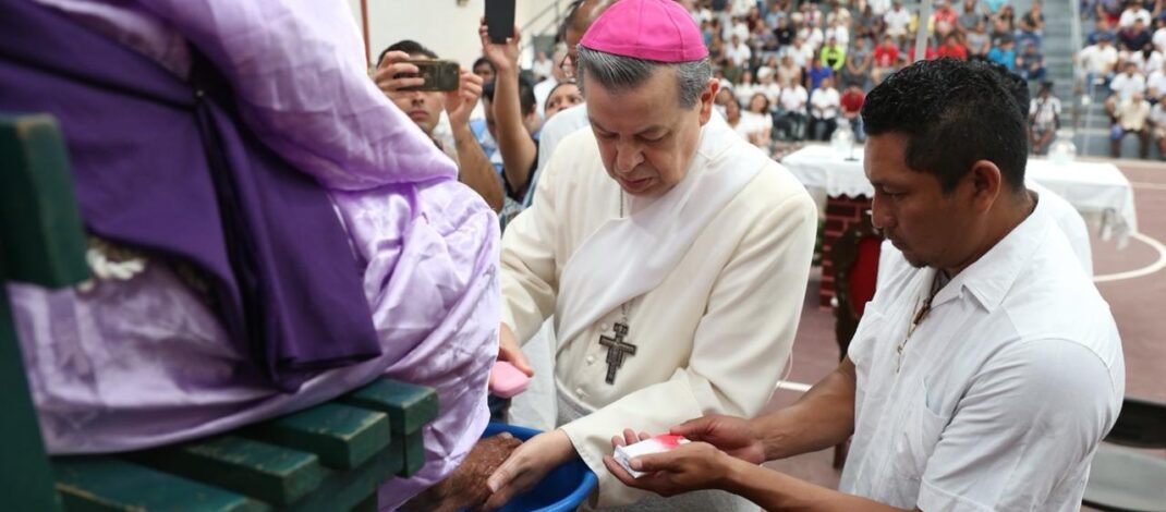 Arzobispo lava los pies a 12 personas privadas de la libertad en el Cereso de Mérida