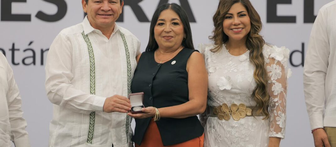 Yucatán reconoce a docentes por décadas de labor educativa