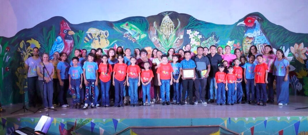 Niñas y niños de Paaxil Kuxtal llenan de música la Concha Acústica de Tixpéhual