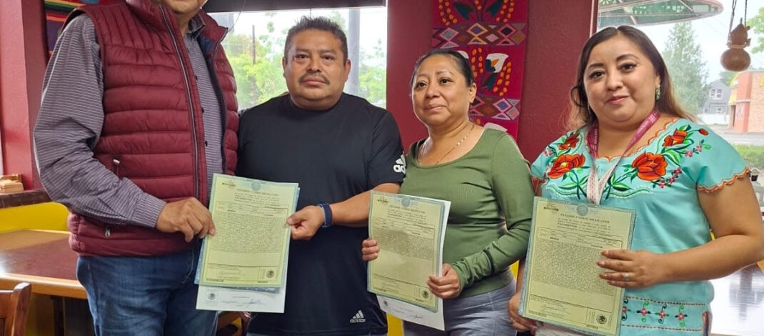 Reciben 30 Yucatecosy Yucatecas en EE; UU; actas de doble Nacionalidad
